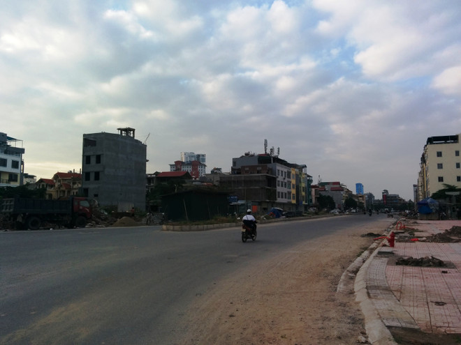 Đoạn đường rộng 40m, nơi em Chiến bị nhóm 3 đối tượng đâm kim tiêm vào tay (Ảnh: Sơn Bách/Vietnam+) Hà Nội: Nam sinh cấp hai bị đâm kim tiêm trên đường đi học về ảnh 1