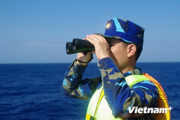 Chiến sỹ trên tàu Cảnh sát biển 8003 đang quan sát mục tiêu trên biển. (Ảnh: Vietnam+) Nghị sỹ Italy: Châu Âu cần bày tỏ quan ngại hơn nữa về Biển Đông ảnh 1