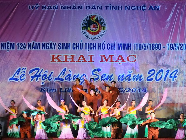 Biểu diễn văn nghệ tại lễ khai mạc. (Ảnh: Minh Đức/TTXVN) Khai mạc lễ hội Làng Sen kỷ niệm ngày sinh Chủ tịch Hồ Chí Minh ảnh 1