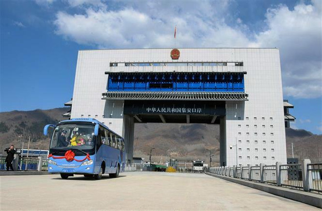 Xe buýt du lịch đi qua cửa khẩu mới khai trương nối thành phố Cát An của Trung Quốc với Manpo của Triều Tiên, ngày 8/4/2019. (Ảnh: AFP/TTXVN) Kéo dài thời gian công tác của nhóm chuyên gia LHQ về Triều Tiên ảnh 1