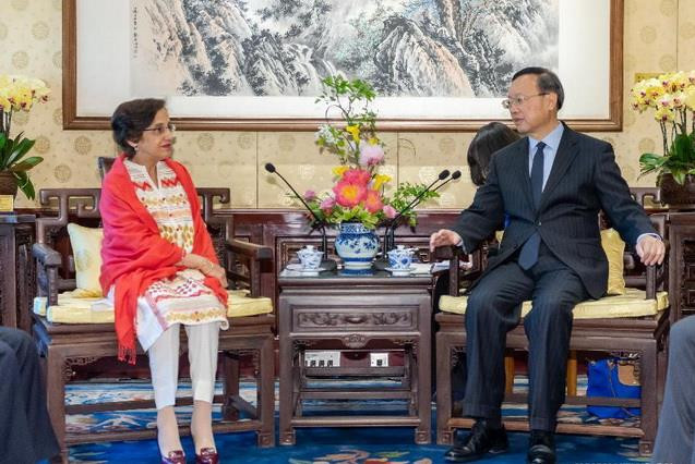 Chủ nhiệm văn phòng Ủy ban công tác đối ngoại Trung ương Đảng Cộng sản Trung Quốc Dương Khiết Trì tiếp Bí thư Đối ngoại Pakistan Tahmina Janjua. (Nguồn: Xinhua) Trung Quốc kêu gọi tăng cường liên lạc chiến lược với Pakistan ảnh 1