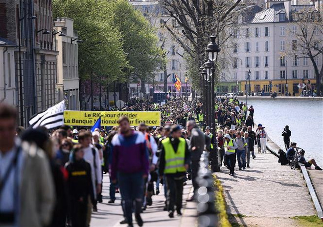 Người biểu tình "áo vàng" tập trung tại khu vực La Defense, phía tây Paris, Pháp, ngày 6/4/2019. (Ảnh: AFP/TTXVN) Pháp tăng quyền cho cảnh sát khi giải quyết các cuộc biểu tình ảnh 1