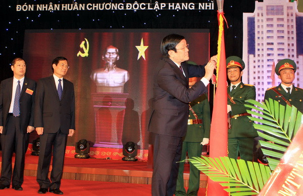 Chủ tịch nước Trương Tấn Sang gắn Huân chương Độc lập hạng Nhì lên lá cờ truyền thống của thành phố Hải Dương. (Ảnh: Nguyễn Khang/ TTXVN) Xây dựng thành phố Hải Dương đạt chuẩn đô thị loại một trước 2020 ảnh 1