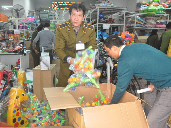 Hà Nội: Lực lượng liên ngành bị chủ cơ sở “giam lỏng” ảnh 2