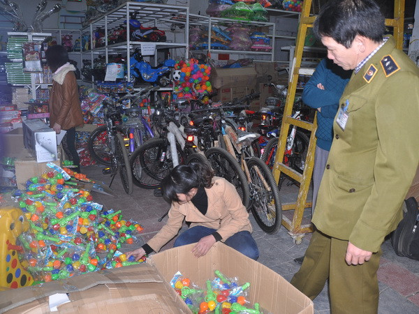 Hà Nội: Lực lượng liên ngành bị chủ cơ sở “giam lỏng” ảnh 1