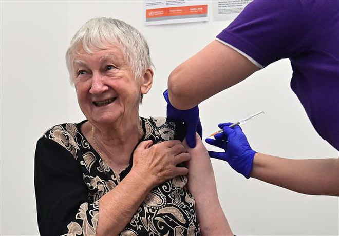 Nhân viên y tế tiêm vắcxin phòng COVID-19 cho người dân tại Sydney, Australia. (Ảnh: AFP/TTXVN) Australia điều tra thời gian miễn dịch kéo dài sau tiêm chủng COVID-19 ảnh 1