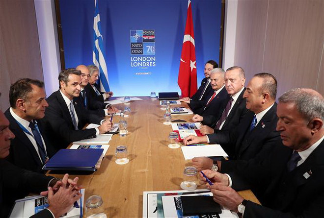Thủ tướng Hy Lạp Kyriakos Mitsotakis (thứ 3, trái) và Tổng thống Thổ Nhĩ Kỳ Recep Tayyip Erdogan (thứ 3, phải) trong cuộc hội đàm ở Watford, London (Anh). (Ảnh: AFP/TTXVN) Thổ Nhĩ Kỳ-Hy Lạp sẵn sàng khởi động đàm phán về tranh chấp trên biển ảnh 1