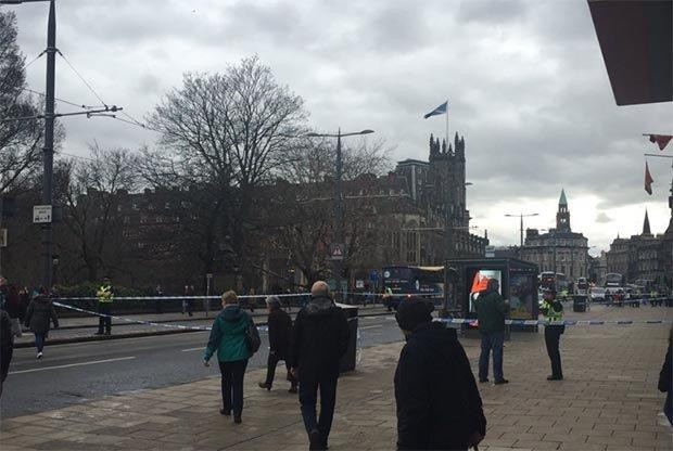 Cảnh sát Scotland cử đội gỡ bom kiểm tra một bưu kiện khả nghi ảnh 1