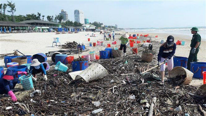 Gần 1.000 người tình nguyện thu gom rác thải tại bãi biển Vũng Tàu ảnh 2