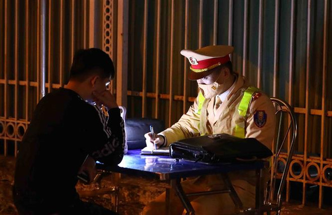 Phát hiện lái xe máy vi phạm nồng độ cồn vượt gấp 9 lần kịch khung ảnh 1