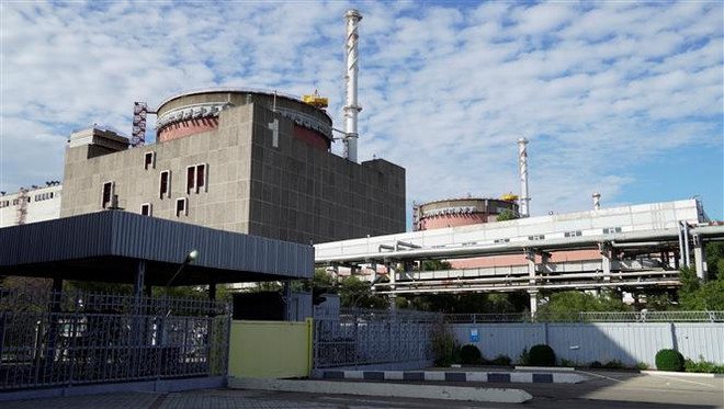 Toàn cảnh nhà máy điện hạt nhân Zaporizhzhia (ZNPP) ở Enerhodar, Ukraine. (Ảnh: AFP/TTXVN) IAEA: Có tiến triển trong lập vùng an toàn tại nhà máy Zaporizhzhia ảnh 1