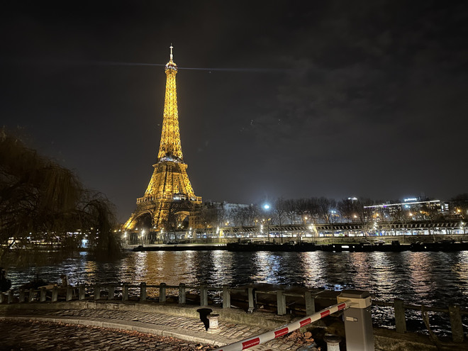 Tháp Eiffel tắt đèn sớm vào ban đêm nhằm tiết kiệm năng lượng. (Ảnh: Thu Hà/TTXVN) "Kinh đô ánh sáng" đón Giáng sinh với tinh thần tiết kiệm năng lượng ảnh 3