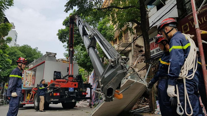 [Photo] Cận cảnh ngôi nhà 2 tầng bất ngờ đổ sập trên phố Hàng Bông ảnh 2