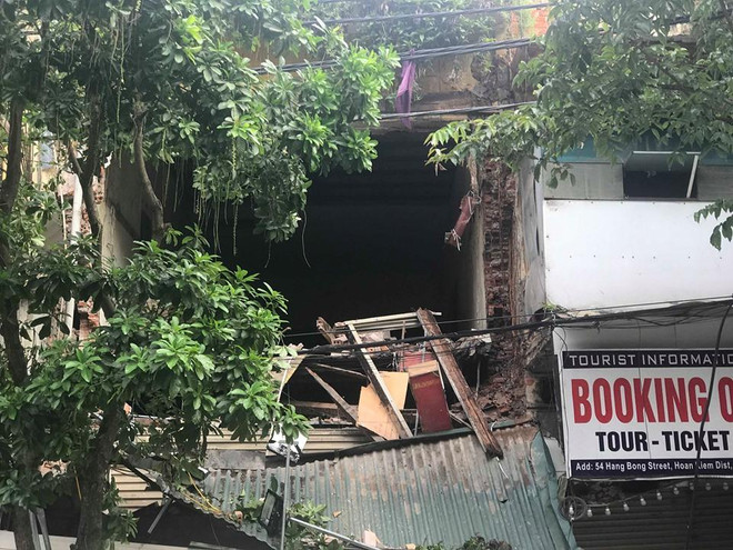 [Photo] Cận cảnh ngôi nhà 2 tầng bất ngờ đổ sập trên phố Hàng Bông ảnh 6