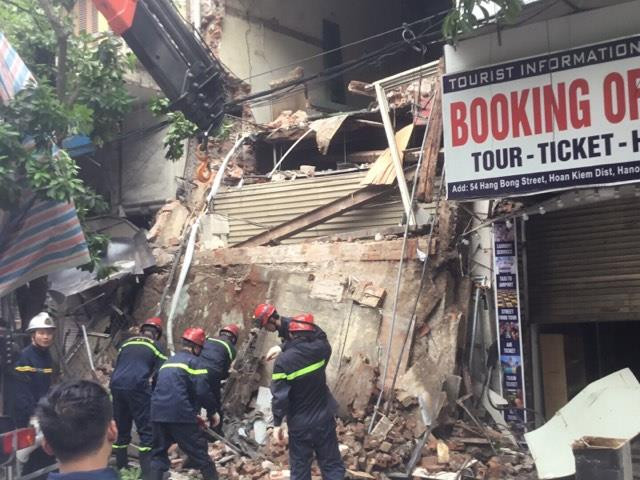[Photo] Cận cảnh ngôi nhà 2 tầng bất ngờ đổ sập trên phố Hàng Bông ảnh 3