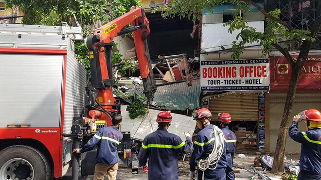 [Photo] Cận cảnh ngôi nhà 2 tầng bất ngờ đổ sập trên phố Hàng Bông ảnh 1