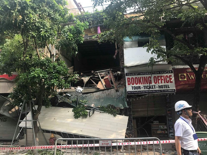 [Photo] Cận cảnh ngôi nhà 2 tầng bất ngờ đổ sập trên phố Hàng Bông ảnh 7