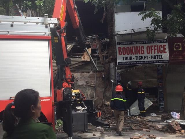 [Photo] Cận cảnh ngôi nhà 2 tầng bất ngờ đổ sập trên phố Hàng Bông ảnh 4