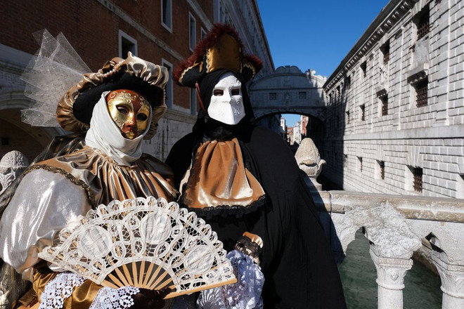 Italy: Sức hấp dẫn của lễ hội hóa trang Carnival thành Venice ảnh 1