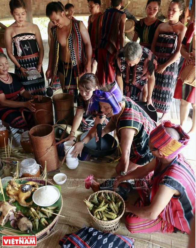 Nét văn hóa đặc sắc trong lễ mừng nhà mới của người Cơ Tu ảnh 7