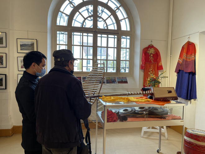 Triển lãm di sản văn hóa và nhạc cụ dân tộc Việt Nam tại Pháp ảnh 2