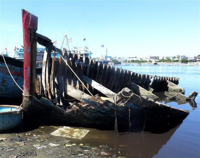 Quảng Ngãi: Nhiều xác tàu đắm tại cảng Sa Huỳnh gây ô nhiễm môi trường ảnh 1