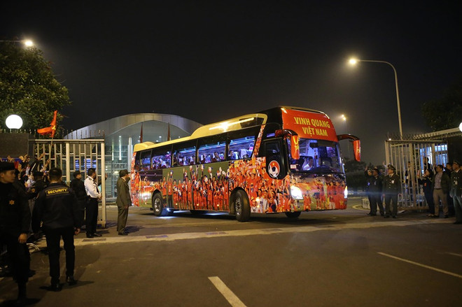 Hình ảnh các nhà vô địch bóng đá nam nữ SEA Games 30 tại Nội Bài ảnh 5