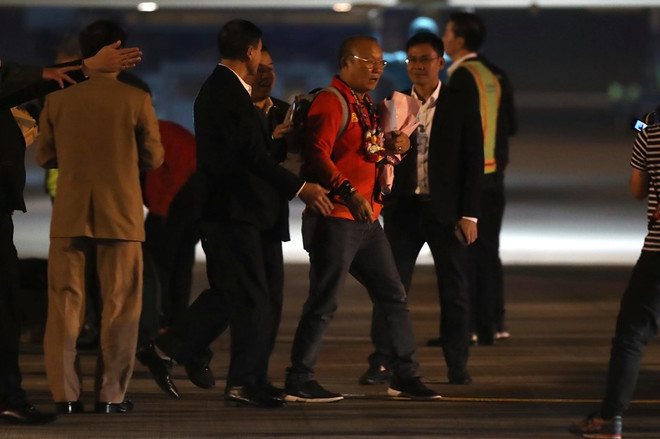 Hình ảnh các nhà vô địch bóng đá nam nữ SEA Games 30 tại Nội Bài ảnh 3