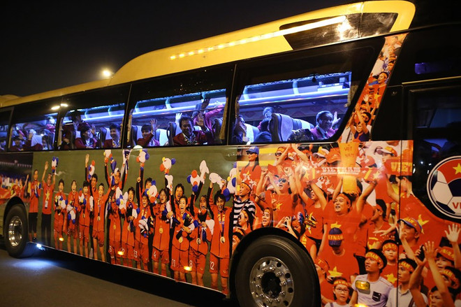 Hình ảnh các nhà vô địch bóng đá nam nữ SEA Games 30 tại Nội Bài ảnh 8