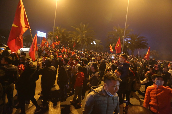 Hình ảnh các nhà vô địch bóng đá nam nữ SEA Games 30 tại Nội Bài ảnh 10