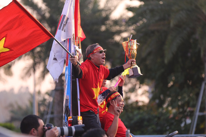 Cổ động viên nhuộm đỏ sân bay Nội Bài chờ đón các cầu thủ về nước ảnh 10