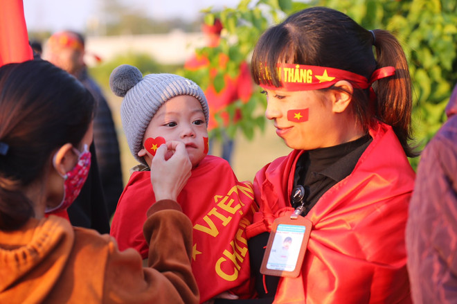 Cổ động viên nhuộm đỏ sân bay Nội Bài chờ đón các cầu thủ về nước ảnh 5