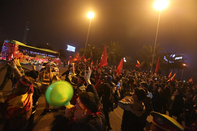 Hình ảnh các nhà vô địch bóng đá nam nữ SEA Games 30 tại Nội Bài ảnh 9