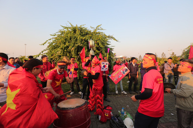 Cổ động viên nhuộm đỏ sân bay Nội Bài chờ đón các cầu thủ về nước ảnh 12