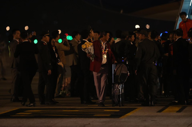 Hình ảnh các nhà vô địch bóng đá nam nữ SEA Games 30 tại Nội Bài ảnh 4