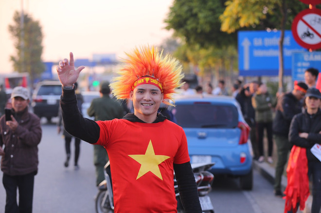 Cổ động viên nhuộm đỏ sân bay Nội Bài chờ đón các cầu thủ về nước ảnh 4