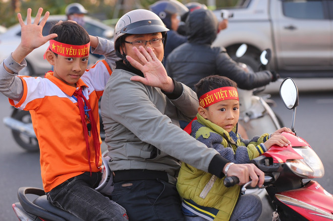 Cổ động viên nhuộm đỏ sân bay Nội Bài chờ đón các cầu thủ về nước ảnh 9