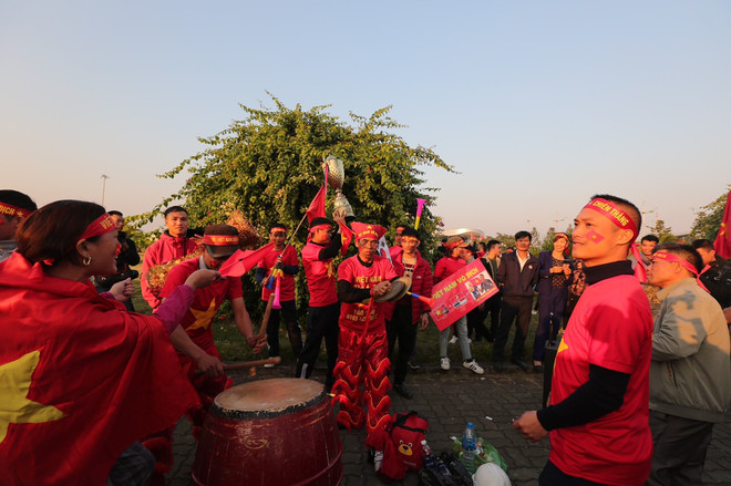 Cổ động viên nhuộm đỏ sân bay Nội Bài chờ đón các cầu thủ về nước ảnh 3