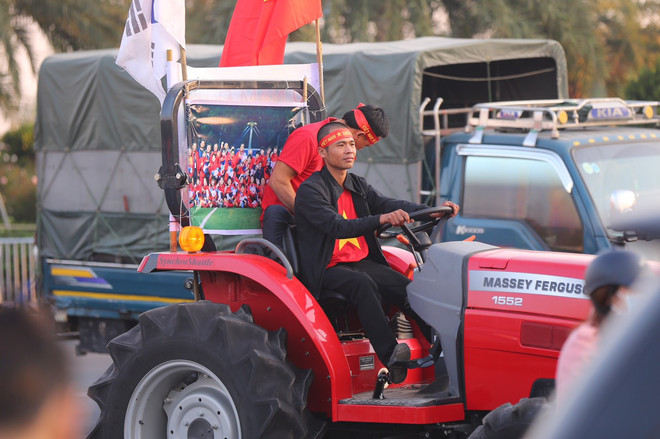 Cổ động viên nhuộm đỏ sân bay Nội Bài chờ đón các cầu thủ về nước ảnh 7