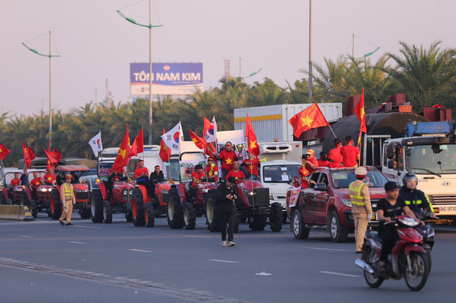 Cổ động viên nhuộm đỏ sân bay Nội Bài chờ đón các cầu thủ về nước ảnh 11