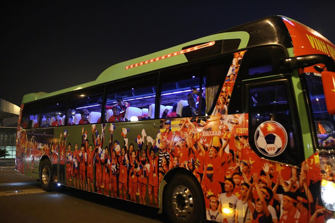 Hình ảnh các nhà vô địch bóng đá nam nữ SEA Games 30 tại Nội Bài ảnh 7