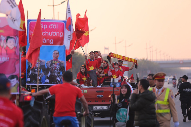 Cổ động viên nhuộm đỏ sân bay Nội Bài chờ đón các cầu thủ về nước ảnh 6