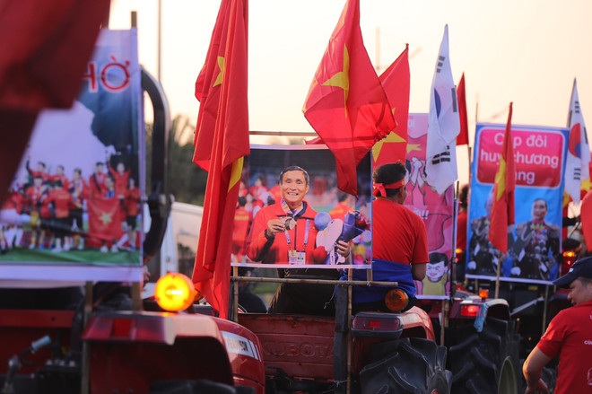 Cổ động viên nhuộm đỏ sân bay Nội Bài chờ đón các cầu thủ về nước ảnh 13