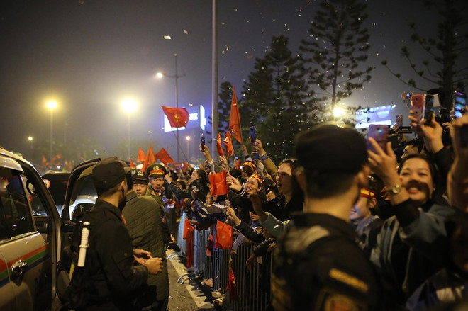 Hình ảnh các nhà vô địch bóng đá nam nữ SEA Games 30 tại Nội Bài ảnh 6