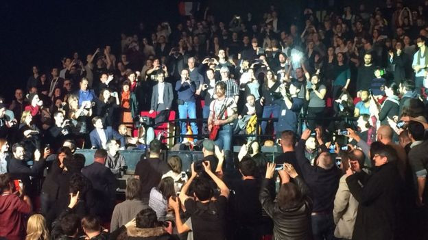 Ban nhạc Mỹ trở lại sân khấu Paris sau loạt tấn công khủng bố ảnh 1