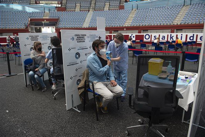 Italy bỏ quy định bắt đeo khẩu trang, Tây Ban Nha nới lỏng hạn chế ảnh 2