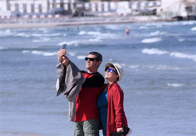 Italy bỏ quy định bắt đeo khẩu trang, Tây Ban Nha nới lỏng hạn chế ảnh 1