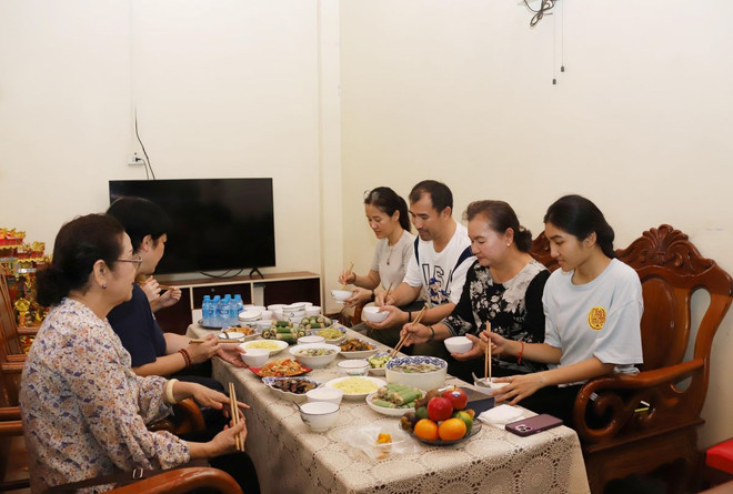 Bữa cơm sum vầy của gia đình bà Trần Thị Tuyết Anh trong dịp Lễ Vu Lan. (Ảnh: Xuân Tú/TTXVN) ttxvn-vu lan4.jpg