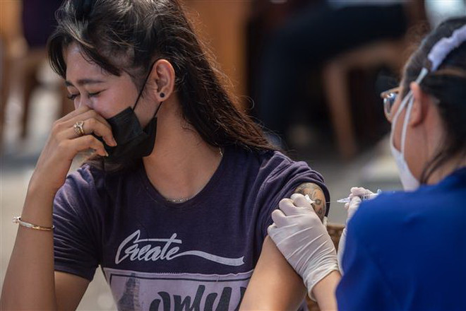 Tiêm vaccine ngừa COVID-19 cho người dân tại Nam Jakarta, Indonesia. (Ảnh: THX/TTXVN) Indonesia đề nghị APEC hợp tác để vượt qua đại dịch COVID-19 ảnh 1