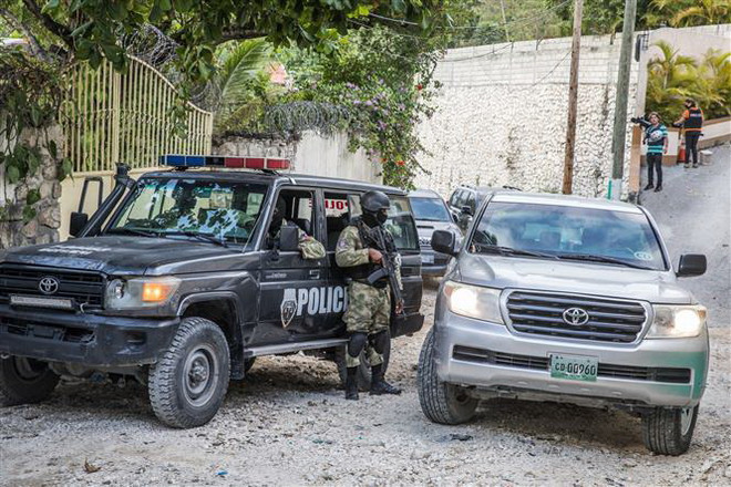 Cảnh sát gác bên ngoài dinh thự Tổng thống Haiti Jovenel Moise ở Port-au-Prince, ngày 15/7. (Ảnh: AFP/TTXVN) Ám sát Tổng thống Moise: Cựu bộ trưởng Haiti bị tình nghi là chủ mưu ảnh 1